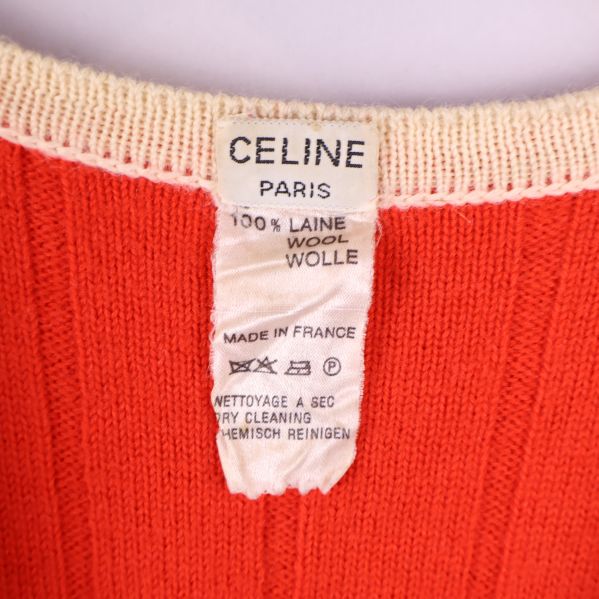 Närbild på Celine Paris etikett på röd ullväst