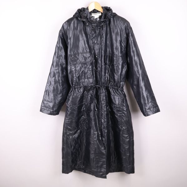 Svart glansig parkas med huva fotograferad framifrån