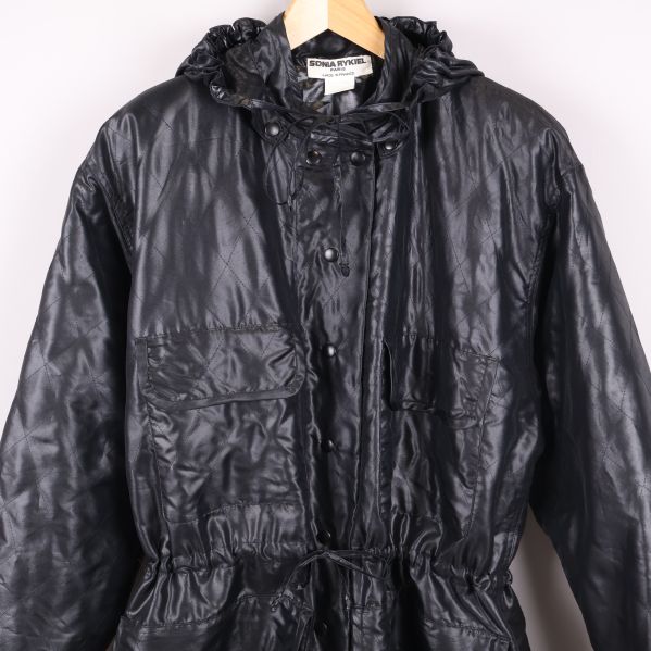 Närbild av överdelen på svart parkas 