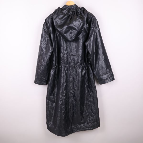 Svart  parkas med huva fotograferad bakifrån