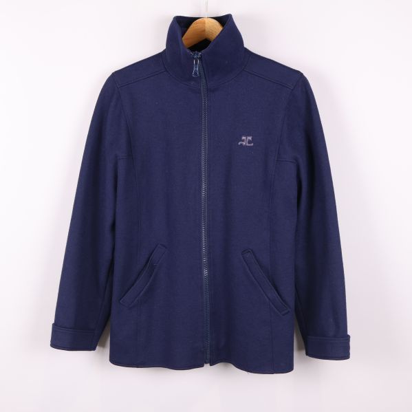 Blå jacka med hög krage och dragkedja fram