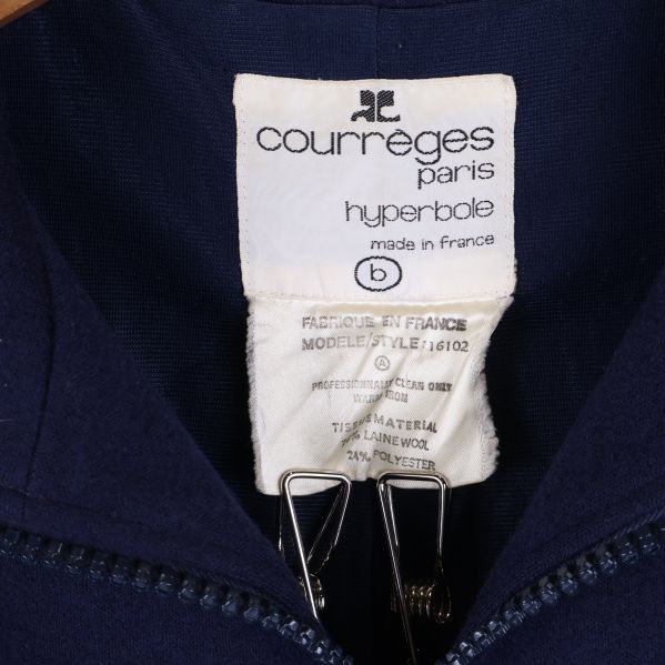 Courrèges etikett i nacken med modellinformation