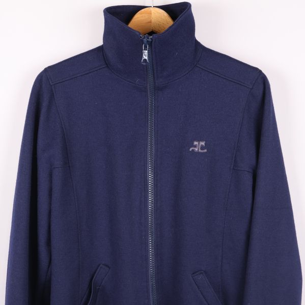 Detalj av blå jackas bröstparti med logga