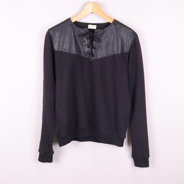 Svart sweatshirt med glänsande läderparti och snörning fram