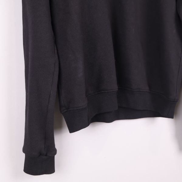 Nedre delen av svart sweatshirt med resårmudd