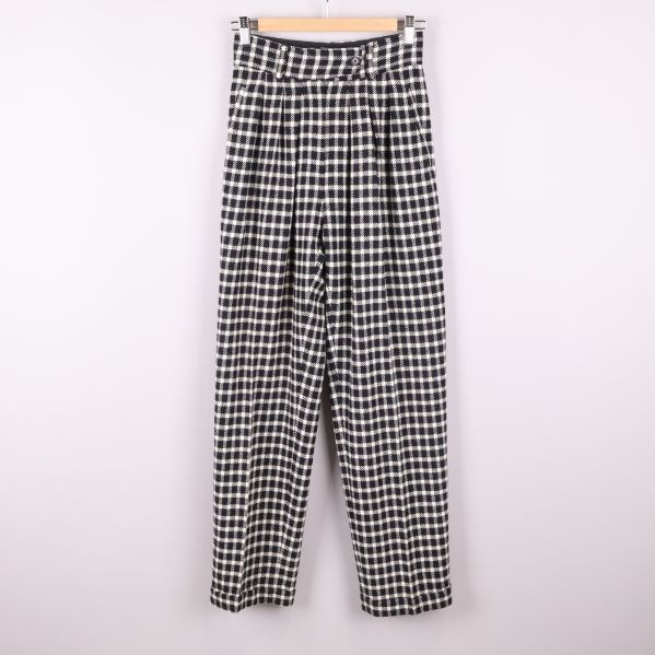 Framsida av svarta och vita rutiga byxor 