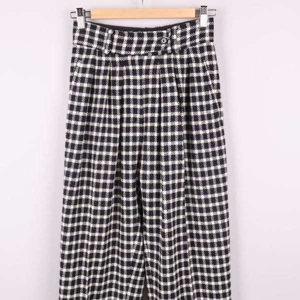 Detaljbild på överdel och byxlinning med rutmönster