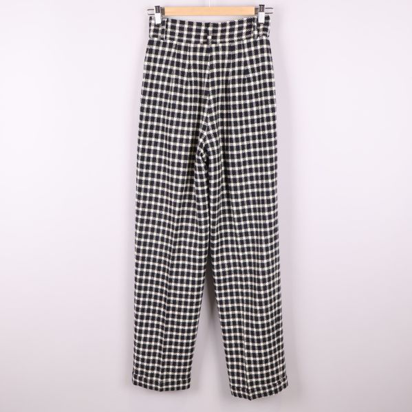 Baksida av svarta och vita rutiga byxor 