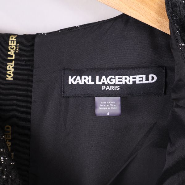 Närbild på Karl Lagerfeld Paris etikett i klänningen