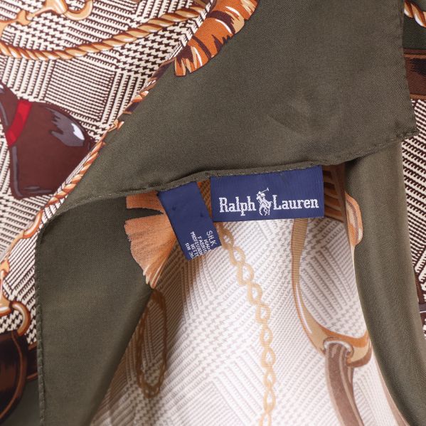 Ralph Lauren etikett på grön silkesscarf