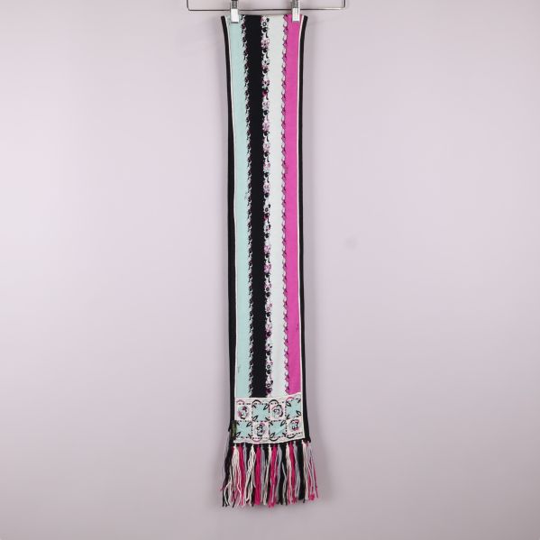 Lång halsduk med färgglada ränder och fransar hängande rakt