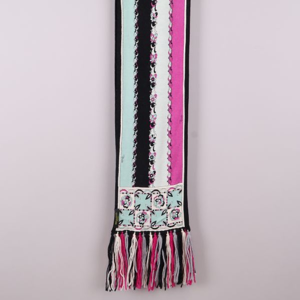 Nedre delen av halsduken med detaljerad mönstrad ruta och fransar