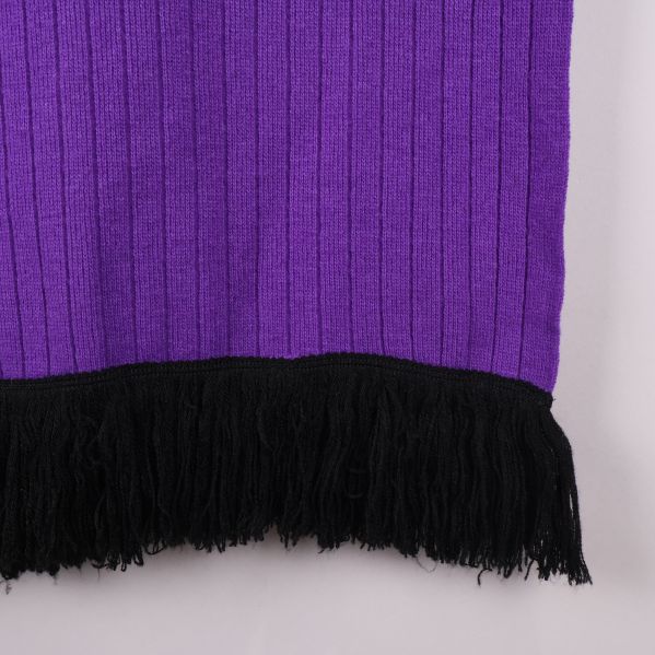 Detalj av svarta fransar och ribbade strukturen