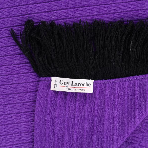 Närbild på Guy Laroche-märket och franskanten