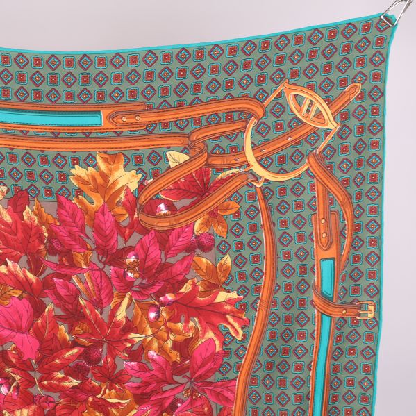 Detaljerad kant av scarf med bälte- och lövdetaljer