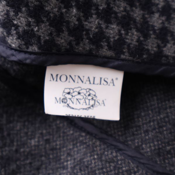Närbild på Monnalisa-varumärkesetikett i kavajen