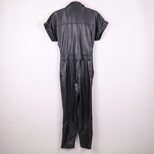 Baksidan på svart jumpsuit i konstläder upphängd