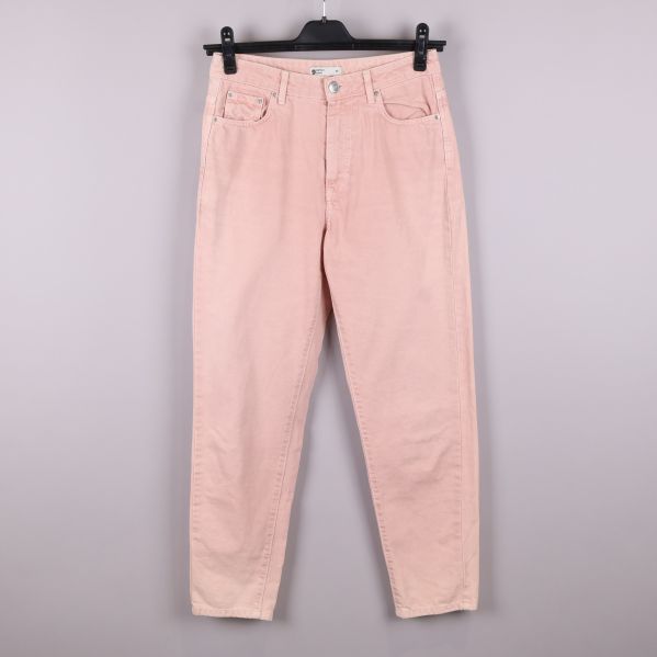 Framsidan på ljusrosa jeans 