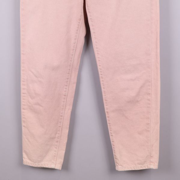 Närbild på benen längst ner på ljusrosa jeans