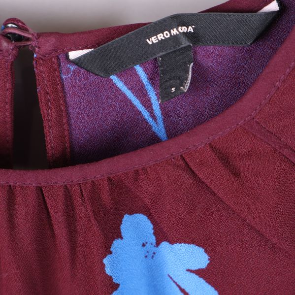 Närbild på Vero Moda-logotyp på blusens etikett