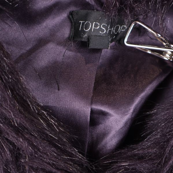 Närbild på etikett med varumärket Topshop inuti jackan