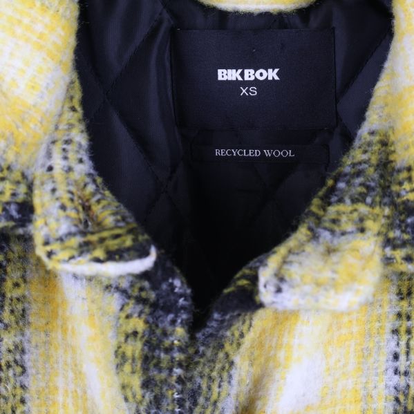 Närbild på märkning Bik Bok XS och Recycled Wool