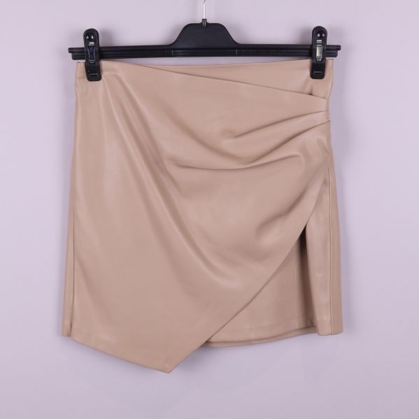 Beige omlottkjol i konstläder framtill
