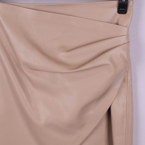 Detalj av drapering i kjolens framstycke