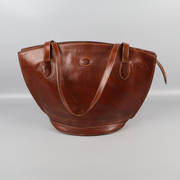 Brun läderväska sedd framifrån med två handtag