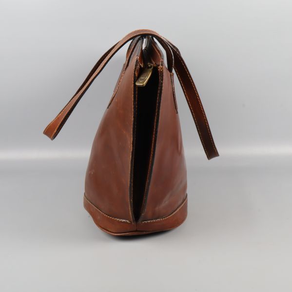 Sidovy av brun läderväska med dragkedja uppe