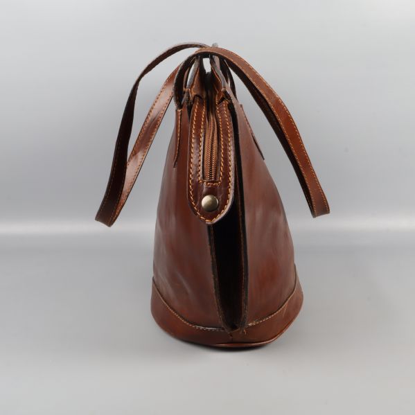 Sidovy av brun läderväska med detaljerad söm