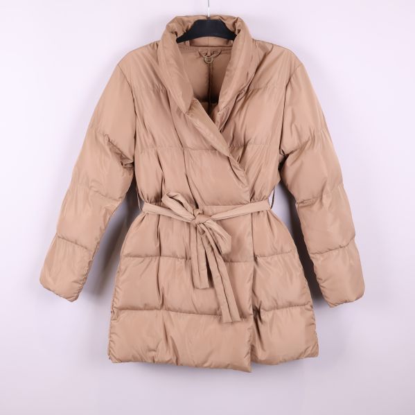 Beige quiltad jacka med knytskärp framtill