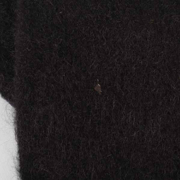 Närbild på detalj av den svarta halsduken