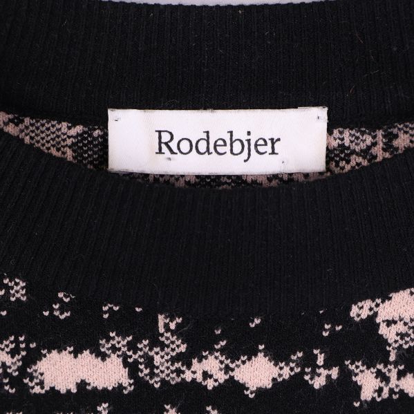 Rodebjer logotyp på sydd etikett vid kragen