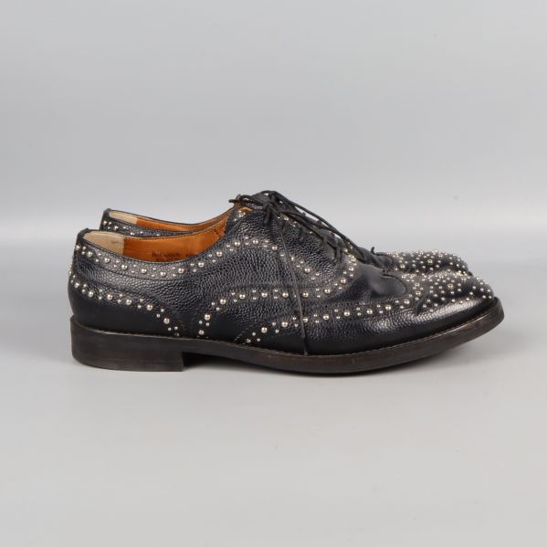 Svarta brogues med nitar i sidovy