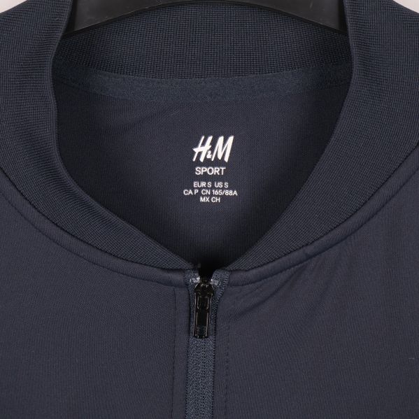 Närbild på krage och H&M Sport logotyp