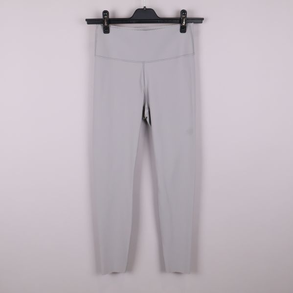 Framsida av ljusgrå shaping leggings