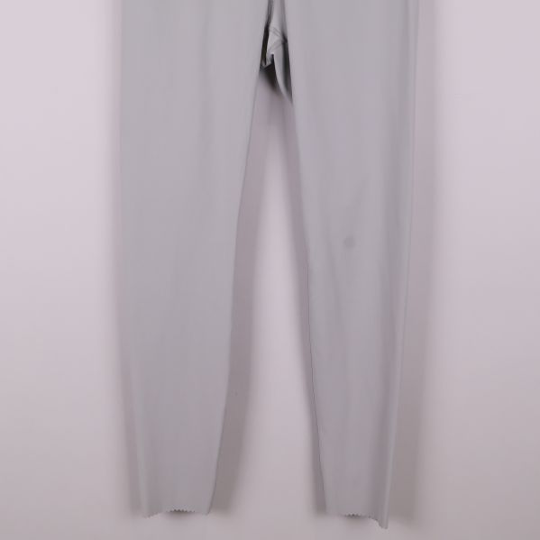 Benavslut på ljusgrå leggings med rak kant