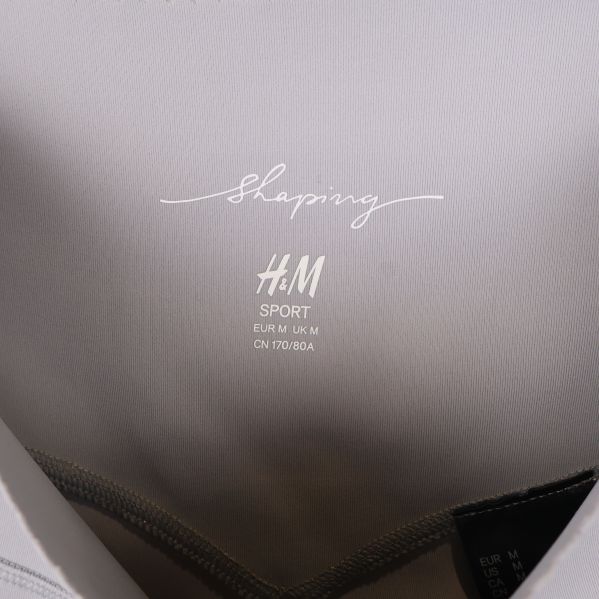 H&M Sport logotyp på insidan av linningen