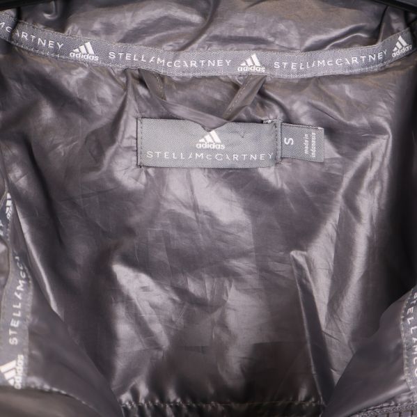 Inre märkning med Adidas Stella McCartney och storlek S i jackan