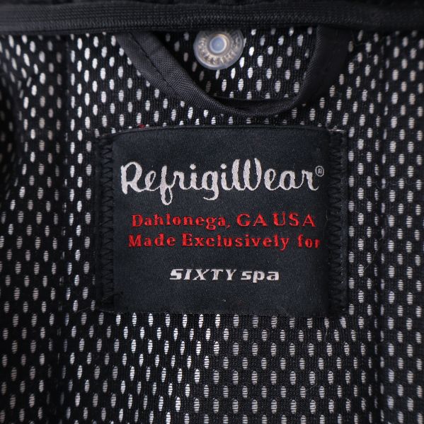 Närbild på RefrigiWear-märke inuti jackan