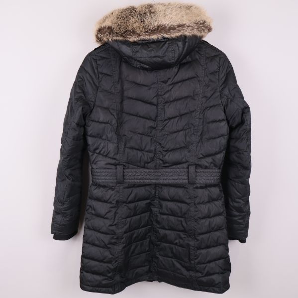 Baksida av svart parkas med huva