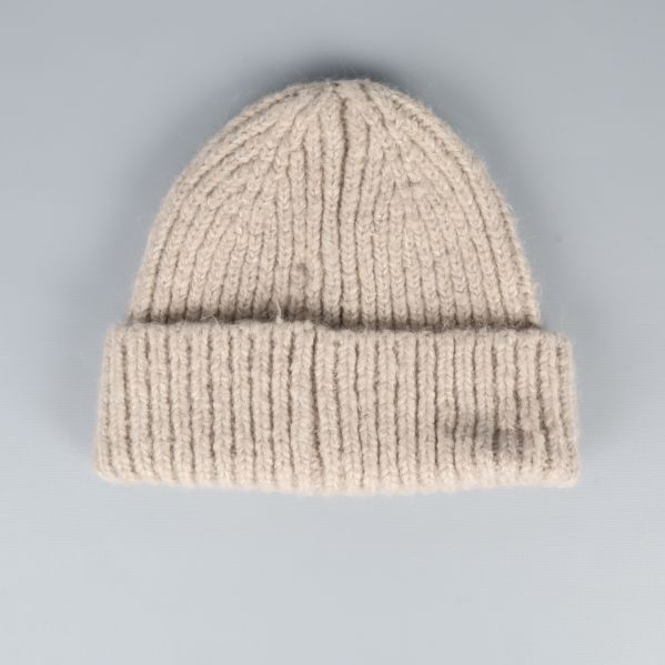 Baksidan av ribbstickad beige mössa med bred kant