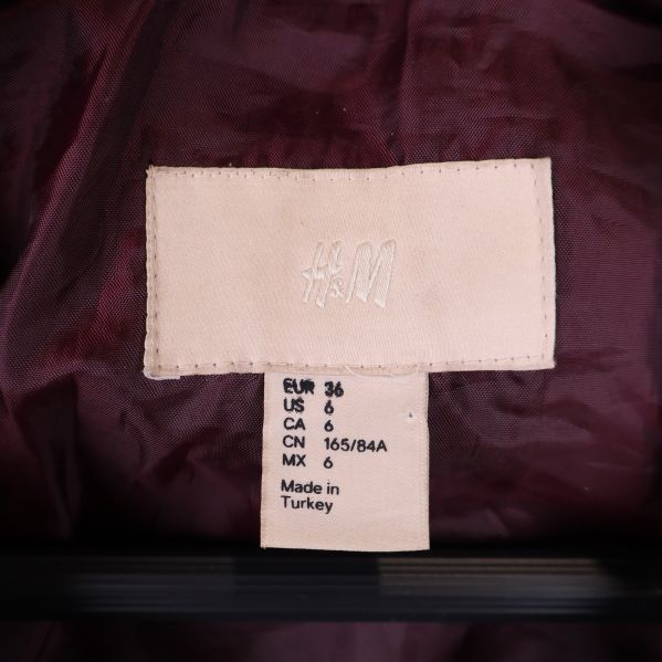 Etikett på insidan med H&M och storlek 36
