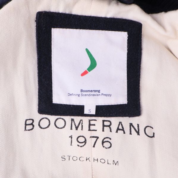 Närbild på Boomerang 1976 logotyp på ljust innerfoder