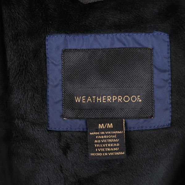 Närbild av svart foder och Weatherproof-märke på väst