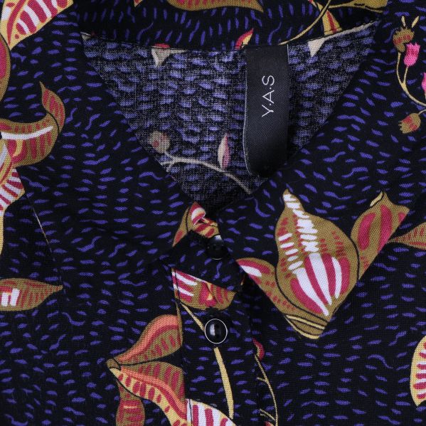 Närbild på krage och Y.A.S-logotyp i halsringning