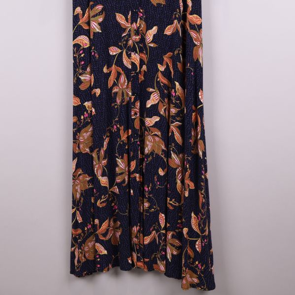 Närbild på klänningens nederdel och mönster