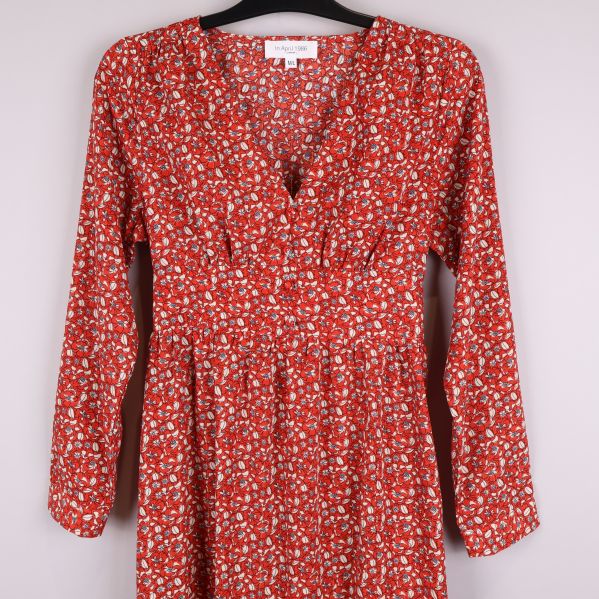 Överkropp av blommig maxiklänning med v-ringning