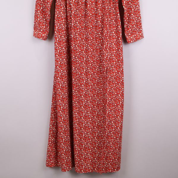 Nedre del av blommig maxiklänning i rött
